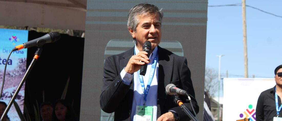 Funcionario del sector minero habla durante una actividad institucional vinculada con el desarrollo del litio en Salta y la minería provincial.