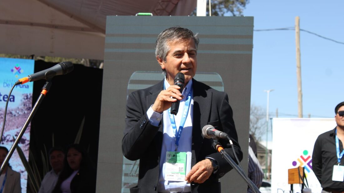 Funcionario del sector minero habla durante una actividad institucional vinculada con el desarrollo del litio en Salta y la minería provincial.