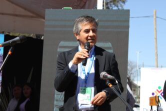 Funcionario del sector minero habla durante una actividad institucional vinculada con el desarrollo del litio en Salta y la minería provincial.