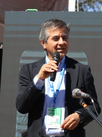 Funcionario del sector minero habla durante una actividad institucional vinculada con el desarrollo del litio en Salta y la minería provincial.