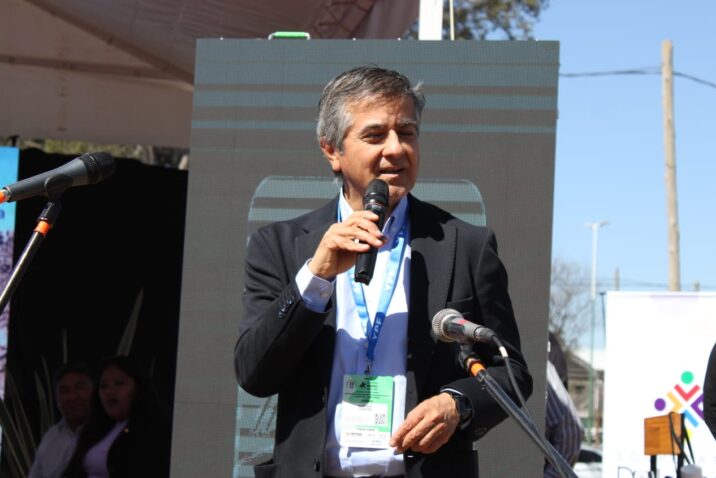 Funcionario del sector minero habla durante una actividad institucional vinculada con el desarrollo del litio en Salta y la minería provincial.