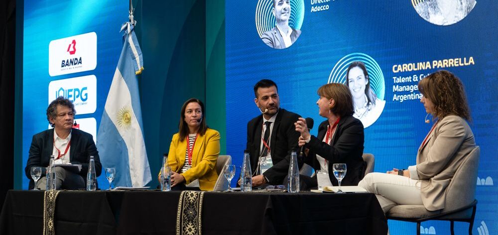 Especialistas participan de un panel durante Litio en Sudamérica, encuentro que reúne en Jujuy a referentes de la minería, empresas y proveedores del sector.