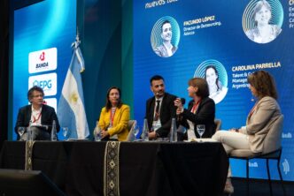 Especialistas participan de un panel durante Litio en Sudamérica, encuentro que reúne en Jujuy a referentes de la minería, empresas y proveedores del sector.