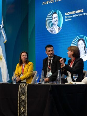 Especialistas participan de un panel durante Litio en Sudamérica, encuentro que reúne en Jujuy a referentes de la minería, empresas y proveedores del sector.