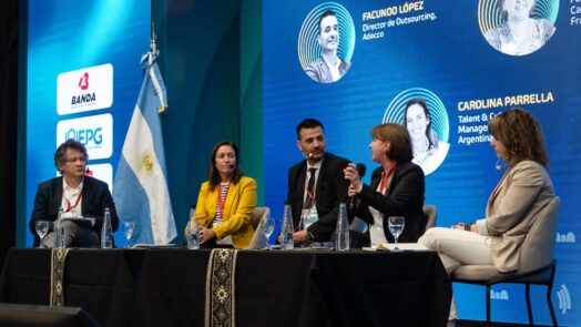 Especialistas participan de un panel durante Litio en Sudamérica, encuentro que reúne en Jujuy a referentes de la minería, empresas y proveedores del sector.