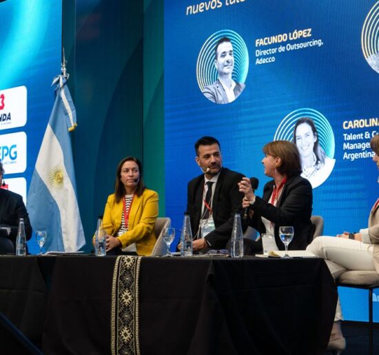 Especialistas participan de un panel durante Litio en Sudamérica, encuentro que reúne en Jujuy a referentes de la minería, empresas y proveedores del sector.