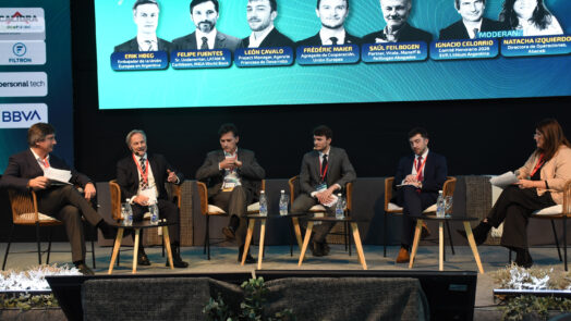 Panelistas y moderadores sentados sobre el escenario de Litio en Sudamérica 2026, con una pantalla que identifica a los participantes.
