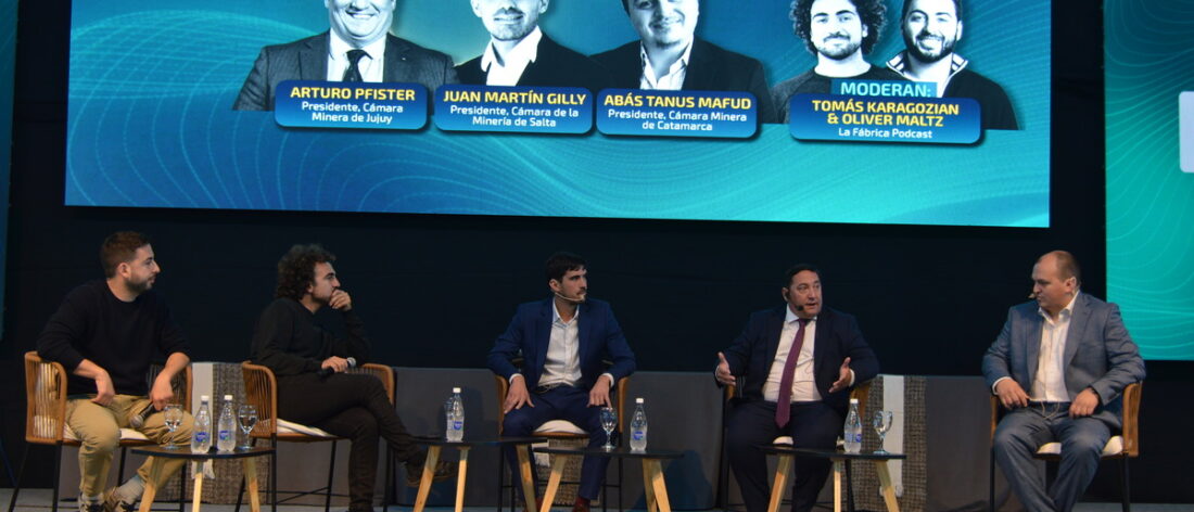 Vista frontal del panel sobre minería en el NOA, con representantes de las cámaras de Jujuy, Salta y Catamarca y dos moderadores.