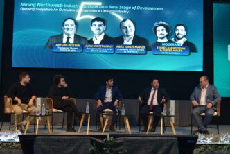 Vista frontal del panel sobre minería en el NOA, con representantes de las cámaras de Jujuy, Salta y Catamarca y dos moderadores.