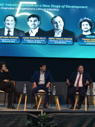Vista frontal del panel sobre minería en el NOA, con representantes de las cámaras de Jujuy, Salta y Catamarca y dos moderadores.