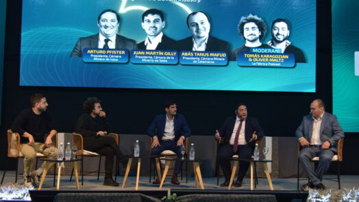 Vista frontal del panel sobre minería en el NOA, con representantes de las cámaras de Jujuy, Salta y Catamarca y dos moderadores.