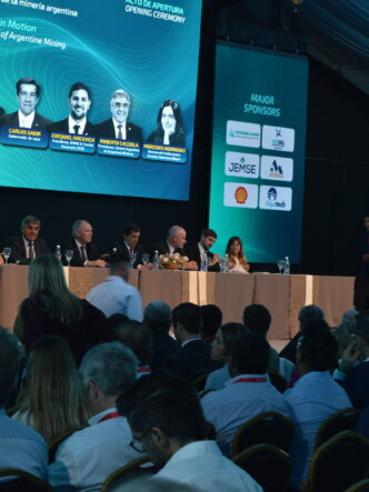 Auditorio durante la apertura de Litio en Sudamérica 2026 en Jujuy, con autoridades y referentes de la industria minera reunidos para debatir el desarrollo del litio.