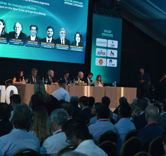 Auditorio durante la apertura de Litio en Sudamérica 2026 en Jujuy, con autoridades y referentes de la industria minera reunidos para debatir el desarrollo del litio.