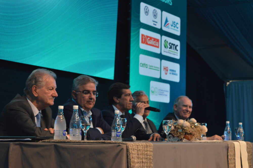 Cinco participantes sentados en el panel de cierre de Litio en Sudamérica 2026, en Jujuy, mientras uno de ellos habla con un micrófono.