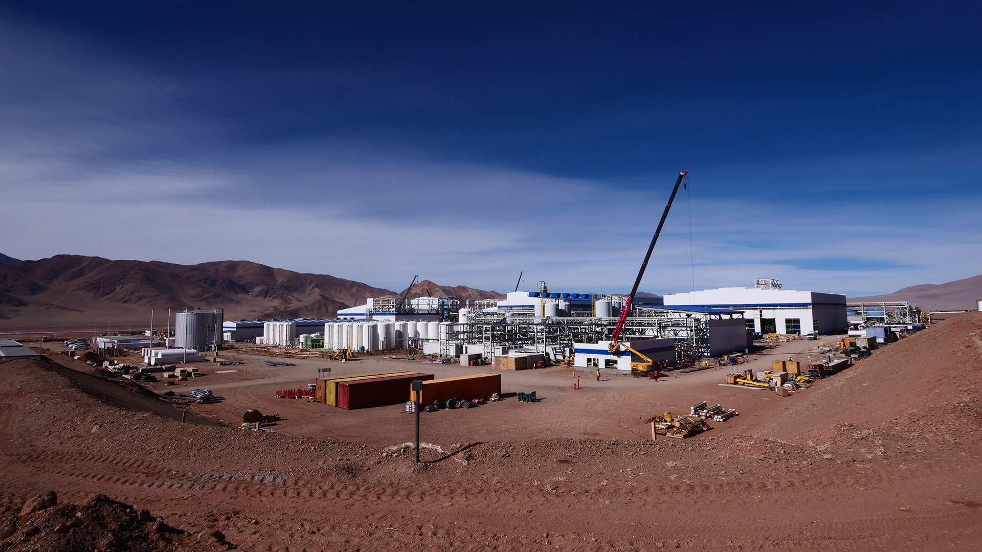 Planta industrial de litio ubicada en la Puna argentina, con instalaciones de procesamiento, tanques y maquinaria, en el contexto de Litio en Sudamérica 2026.
