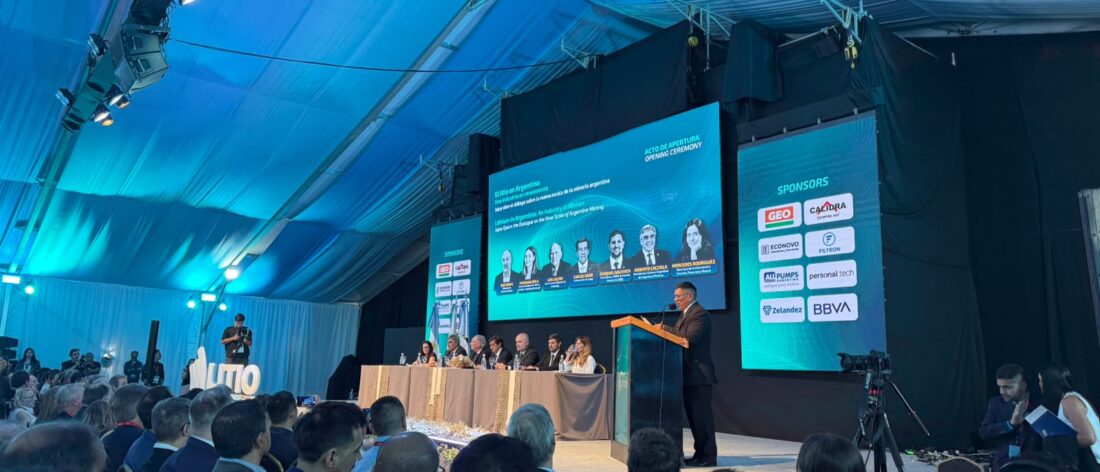 Público y autoridades frente al escenario durante la apertura de Litio en Sudamérica 2026, en Jujuy, con un orador en el atril.