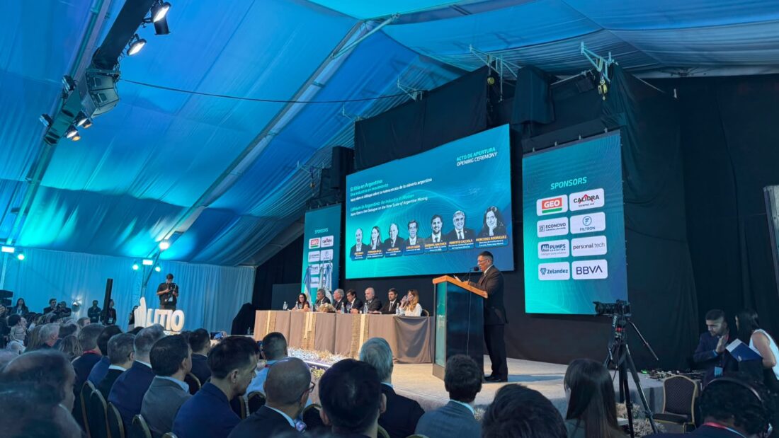 Público y autoridades frente al escenario durante la apertura de Litio en Sudamérica 2026, en Jujuy, con un orador en el atril.