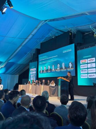 Público y autoridades frente al escenario durante la apertura de Litio en Sudamérica 2026, en Jujuy, con un orador en el atril.