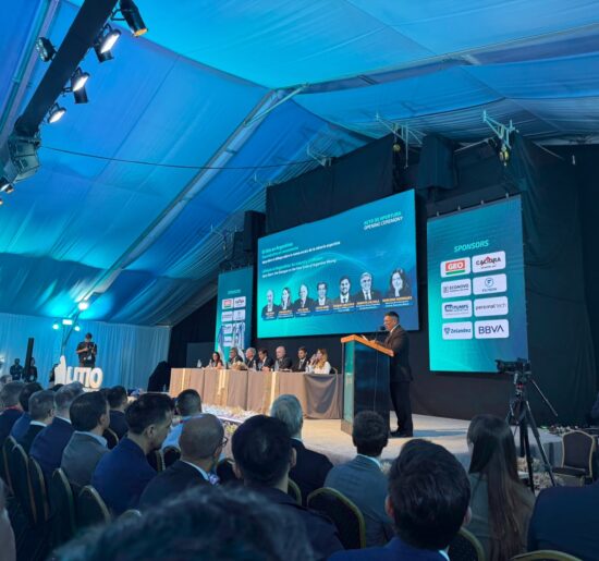 Público y autoridades frente al escenario durante la apertura de Litio en Sudamérica 2026, en Jujuy, con un orador en el atril.