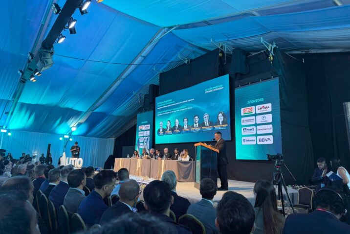 Público y autoridades frente al escenario durante la apertura de Litio en Sudamérica 2026, en Jujuy, con un orador en el atril.