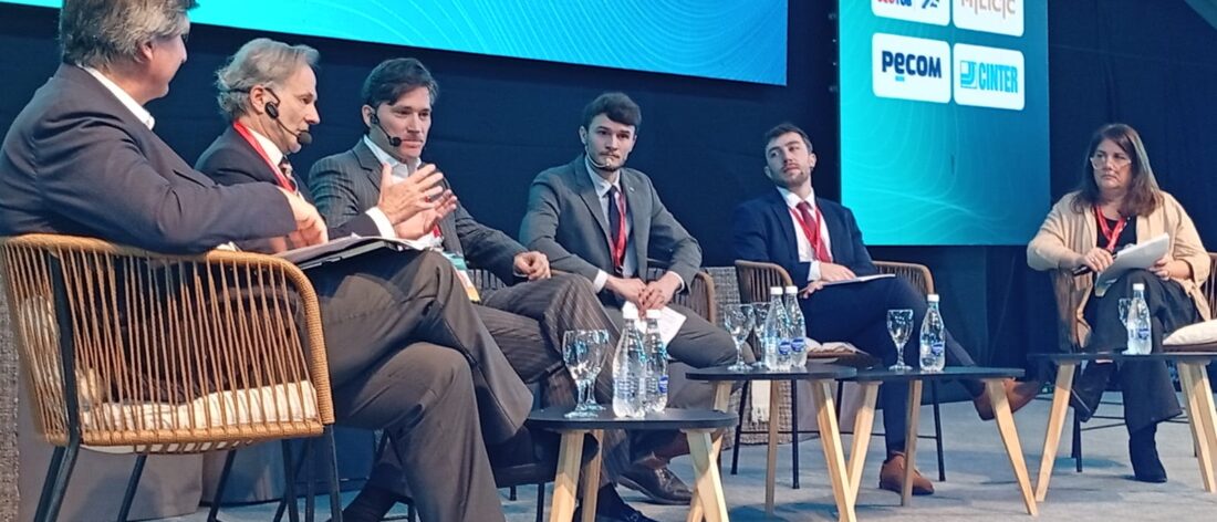 Panelistas reunidos en el escenario del seminario Litio en Sudamérica, en Jujuy, para analizar las oportunidades del litio argentino.