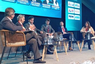 Panelistas reunidos en el escenario del seminario Litio en Sudamérica, en Jujuy, para analizar las oportunidades del litio argentino.