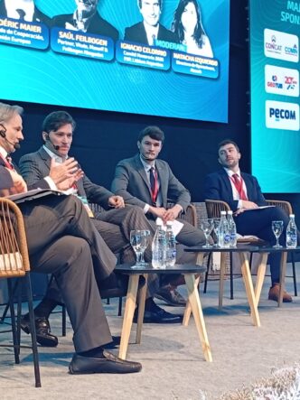 Panelistas reunidos en el escenario del seminario Litio en Sudamérica, en Jujuy, para analizar las oportunidades del litio argentino.