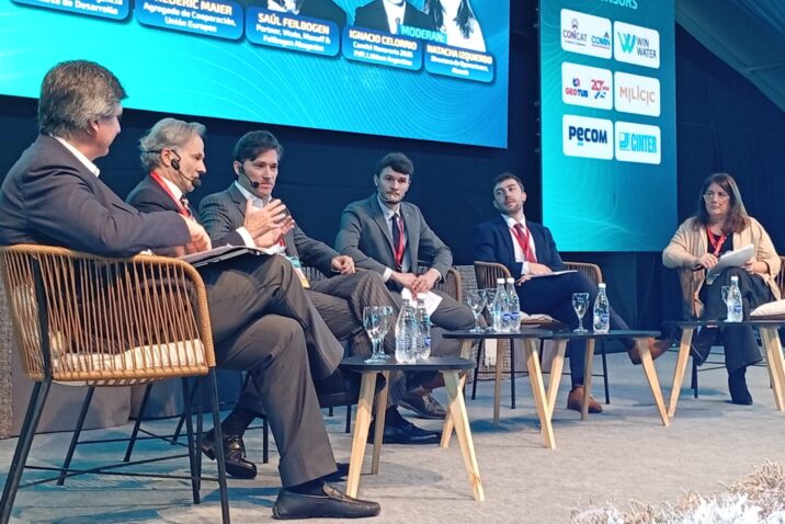 Panelistas reunidos en el escenario del seminario Litio en Sudamérica, en Jujuy, para analizar las oportunidades del litio argentino.